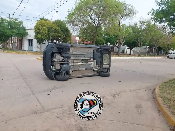 Fuerte choque y vuelco en San Vicente: una mujer fue trasladada al Samco local - 1