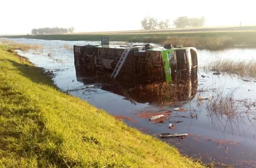 Despistó un micro de larga distancia: 3 muertos y 20 heridos
