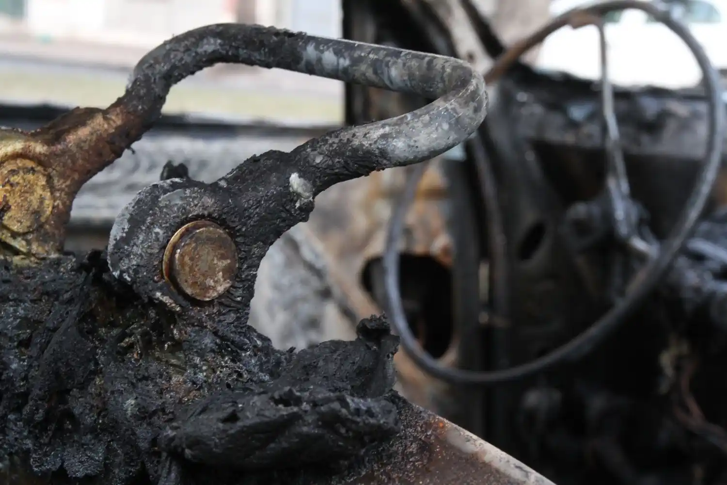 En pocas horas incendiaron dos veces el mismo auto