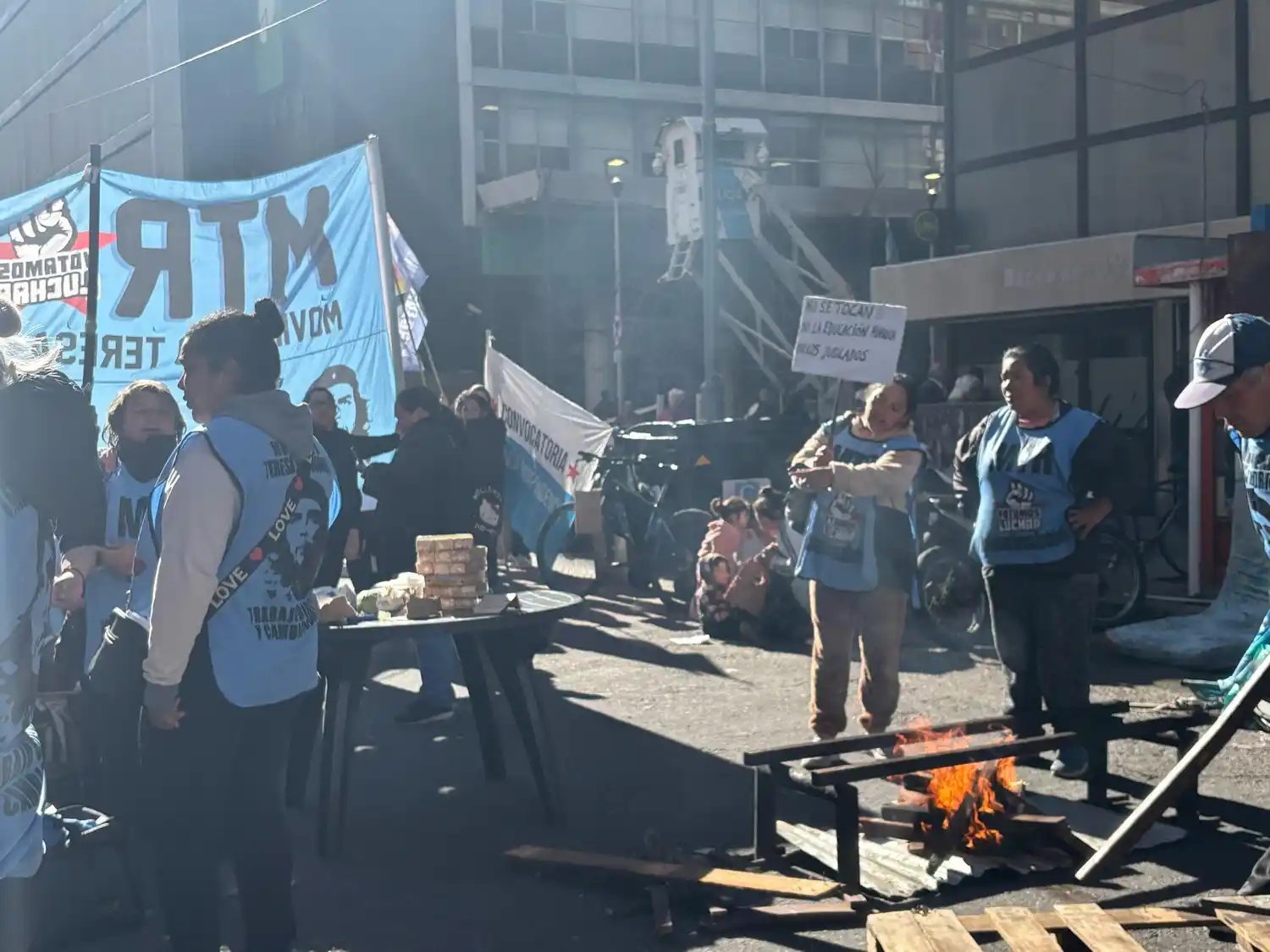 La olla popular se realiza a metros de los bancos Nación y Provincia.