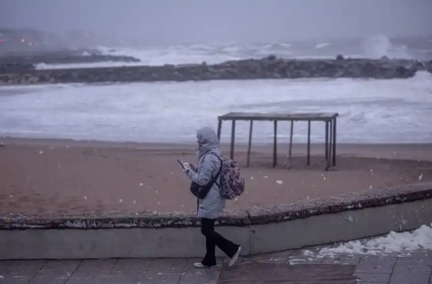 La temperatura pronosticada para hoy es una máxima de 15° y una mínima de 6°.