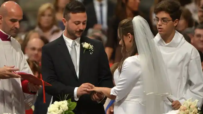El Papa casó a una madre soltera con su nueva pareja 