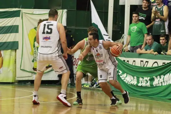 Racing no dejó dudas y tomó  ventaja sobre Unión de Crespo