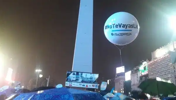 #NoTeVayasLio: la lluvia no frenó la pasión por Messi