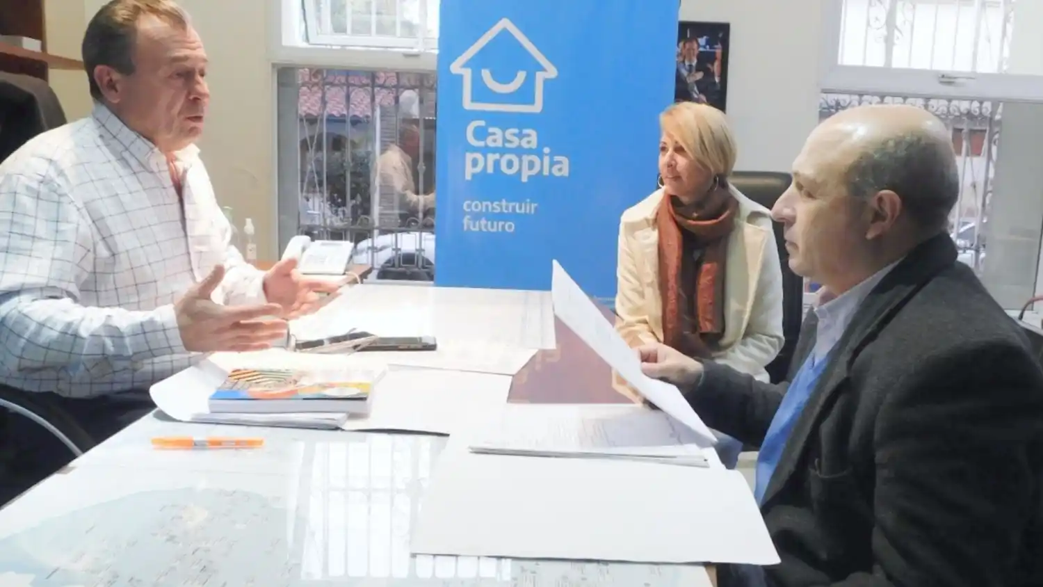 El intendente Menescardi gestiona viviendas para Galarza