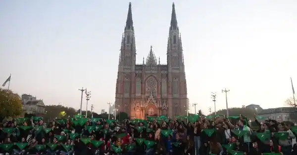 El Pañuelazo a favor de la legalización del aborto se sintió en la Provincia