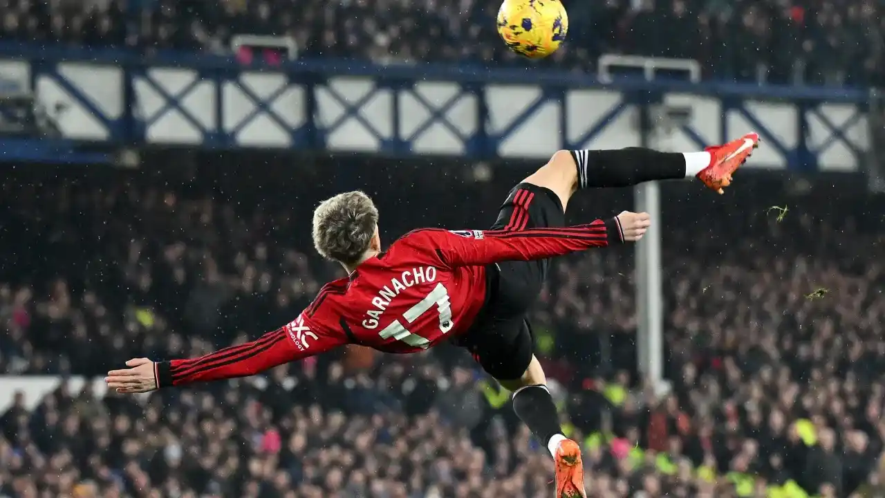 Garnacho y su tremenda chilena ante el Everton.