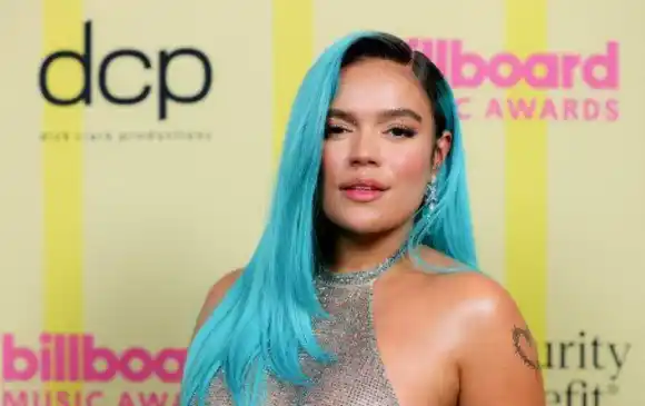 Karol G y su supuesto novio se disfrazan para eludir a la prensa (Video)