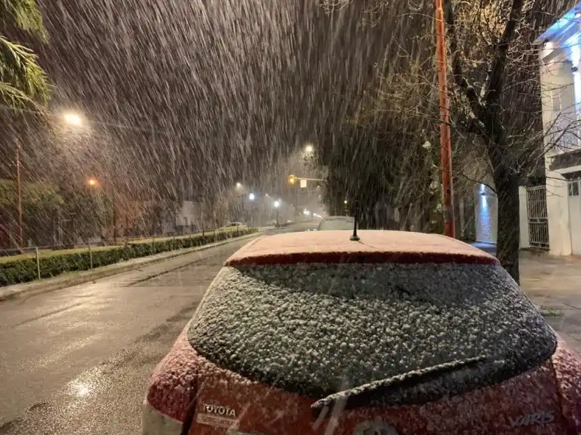 Tres Arroyos amaneció cubierta de nieve