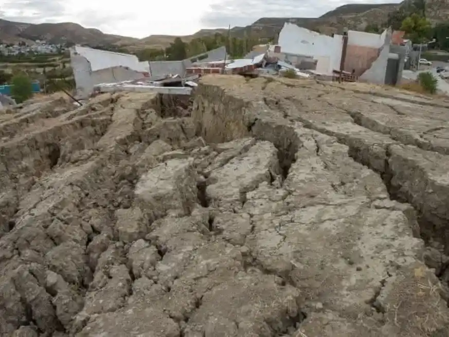 Comodoro Rivadavia: 90 familias fuera de sus casas por el desplazamiento del cerro Hermitte.