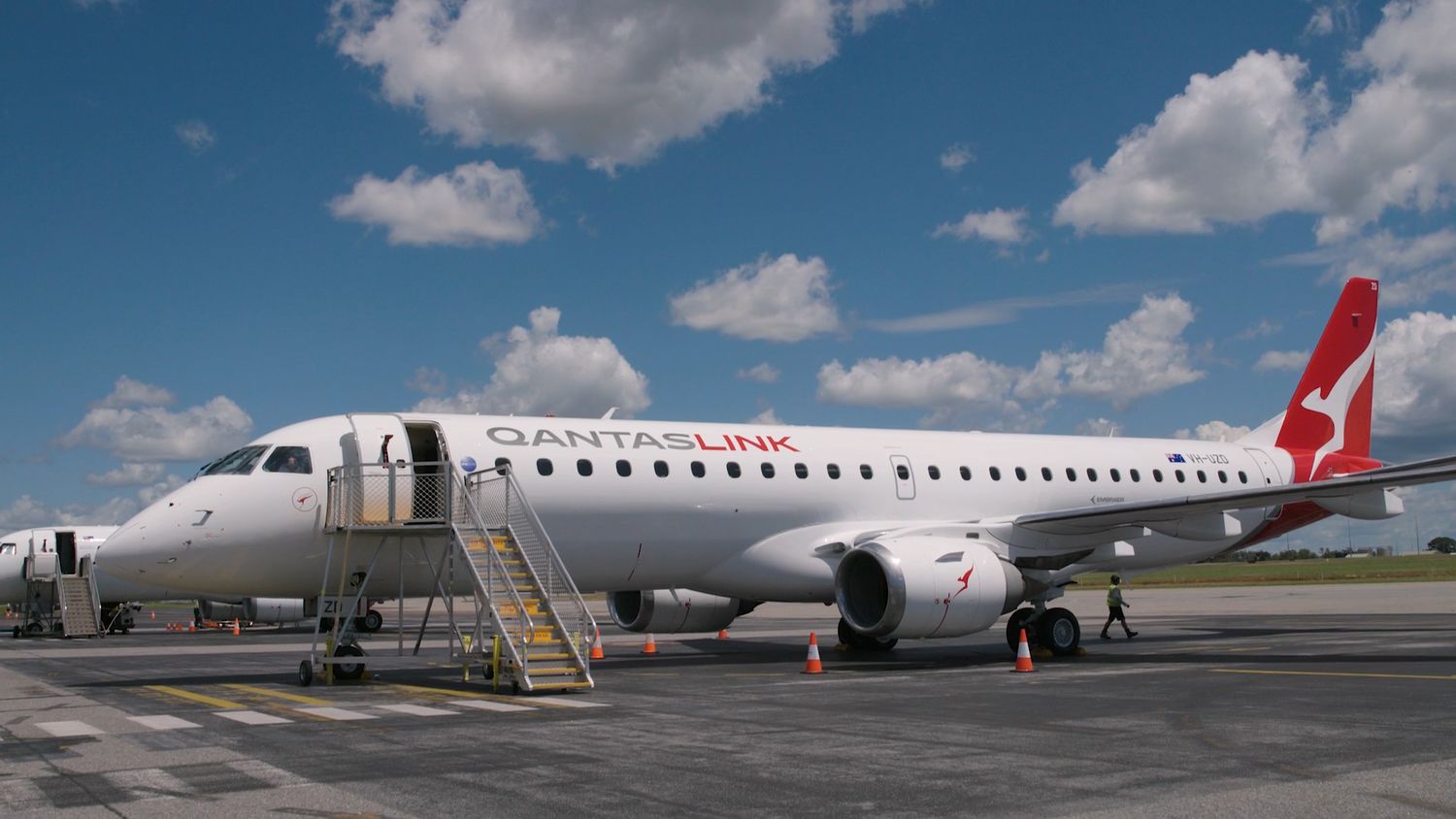 QantasLink presentó el primer Embraer 190 con su livery y tendrá una base en Darwin.