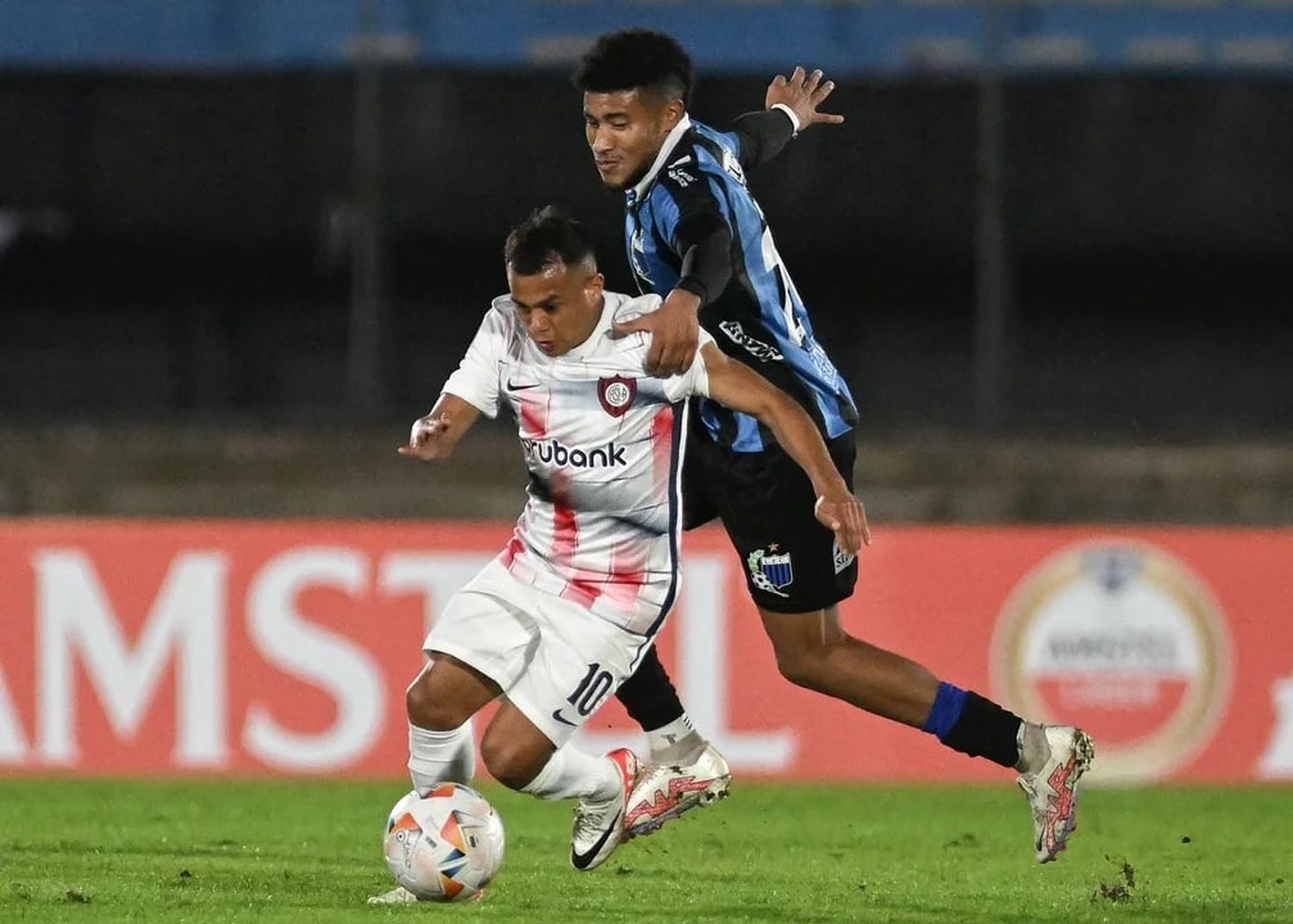 Nahuel Barrios disputa la pelota en el partido ante Liverpool en el estadio Centenario de Montevideo