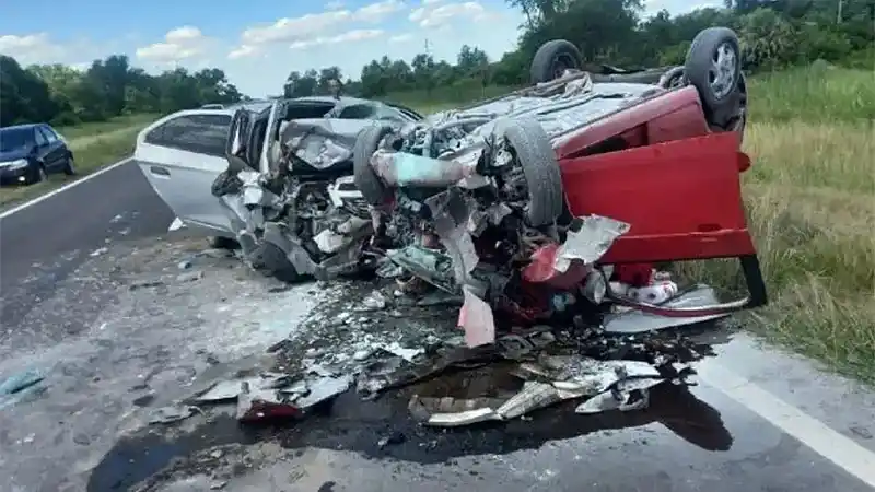 Seis muertos por un trágico choque entre dos autos