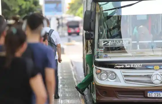 La Cámara de Comercio pide declarar “esencial” al transporte, la educación y los bancos
