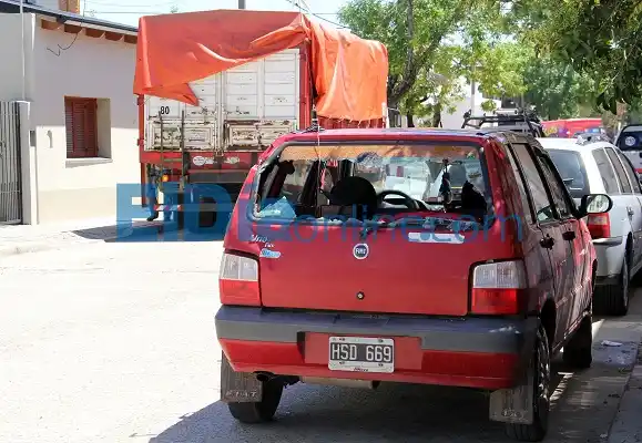 Se le abrió la puerta al camión y le destrozó el vidrio