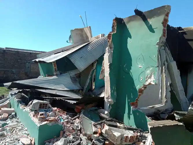 Vándalos destruyeron una vivienda y una camioneta