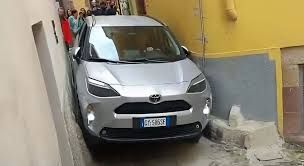 Turistas quedaron atrapados en un estrecho callejón de una ciudad italiana.