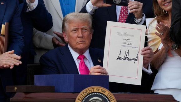 "Es la era dorada" de EE. UU.: Trump promulgó su ley presupuestaria