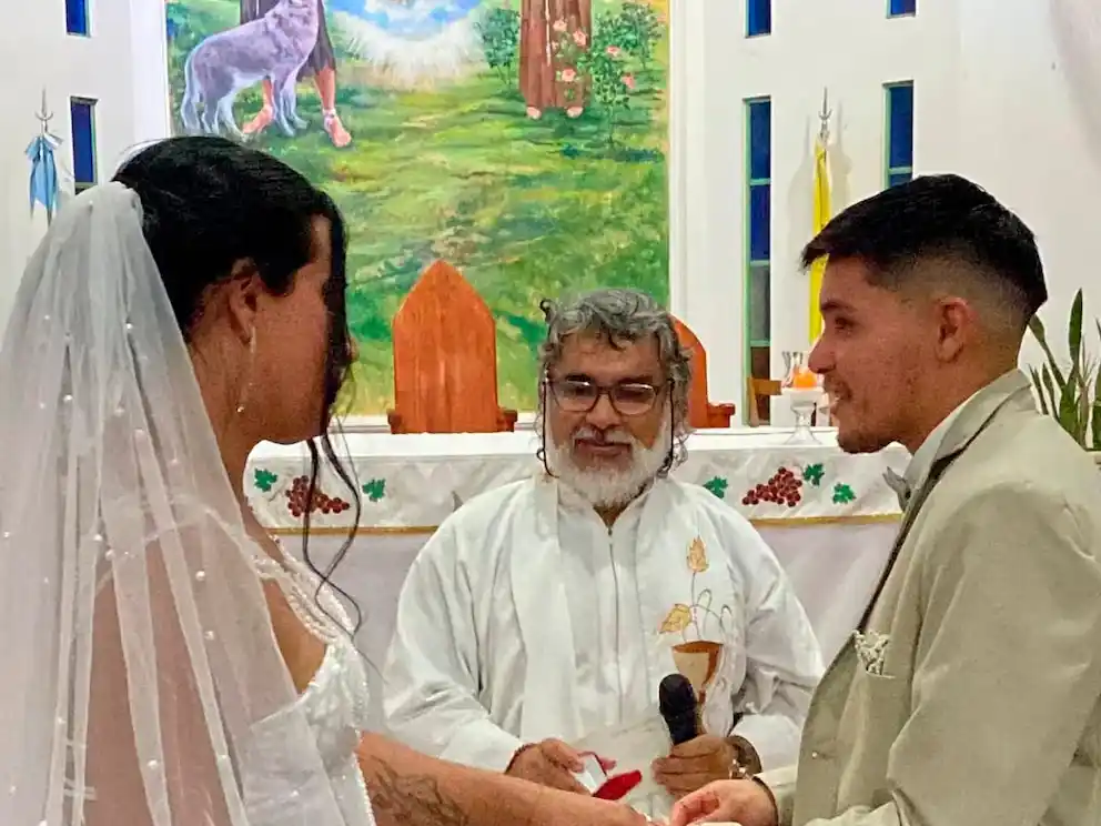 Una pareja trans se casó por la iglesia y generó la reacción del arzobispado