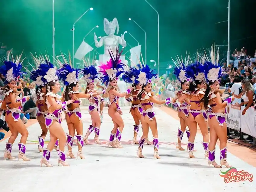 Con la visita del Gobernador Frigerio, se vive la segunda noche de "el corso más divertido"