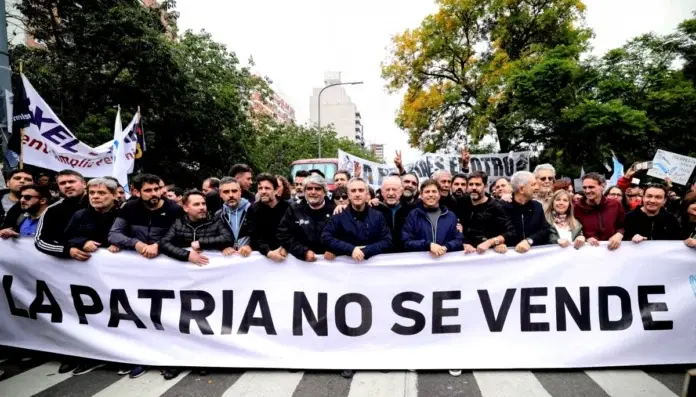 Kicillof, con parte de su gabinete, en una protesta de la CGT.