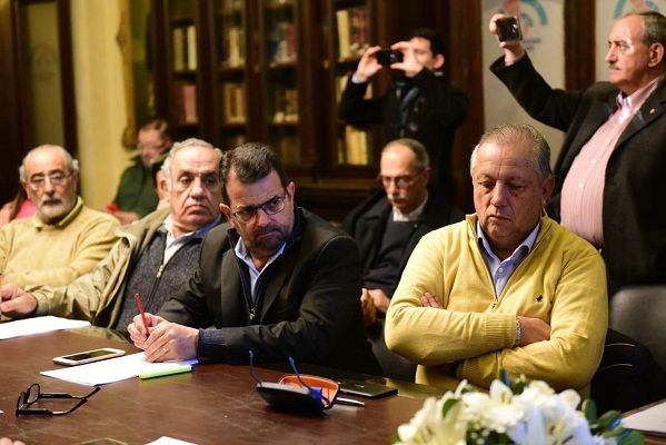 Kneeteman criticó que las Juntas de Gobierno aún no hayan pasado a ser comunas