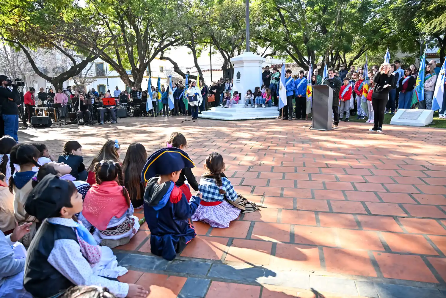 Chascomús festejó el 25 de Mayo en la plaza Independencia con un llamado a ser protagonistas del futuro