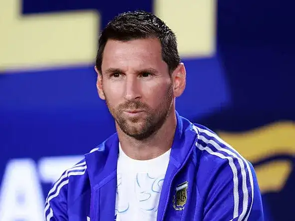 El capitán de la Selección Argentina recibió la noticia mientras se encontraba en Estados Unidos y decidió modificar de inmediato su agenda deportiva para regresar al país y acompañar a sus seres queridos en este difícil momento.