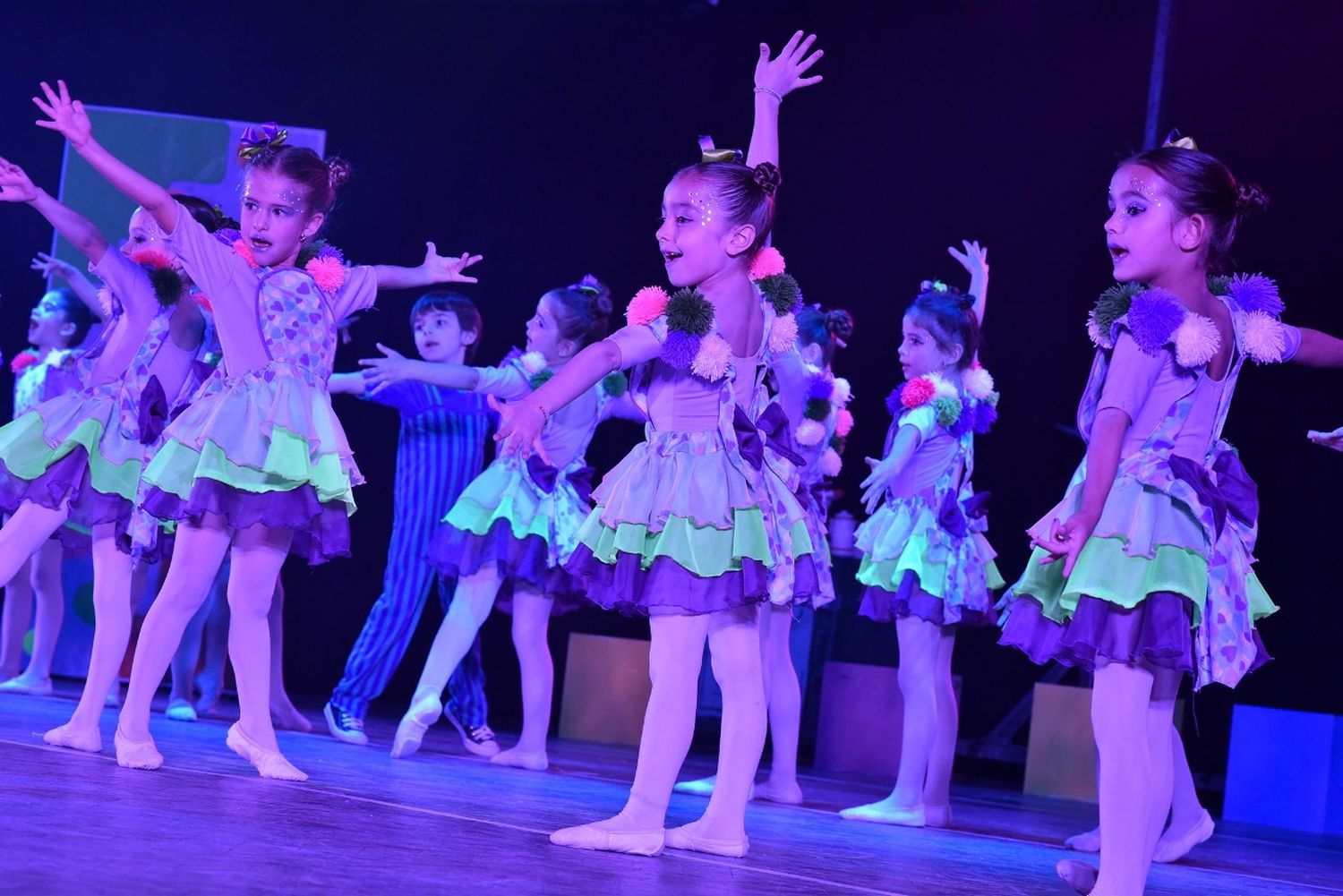 La Escuela Municipal de Teatro Musical presentó “Midón por peques”