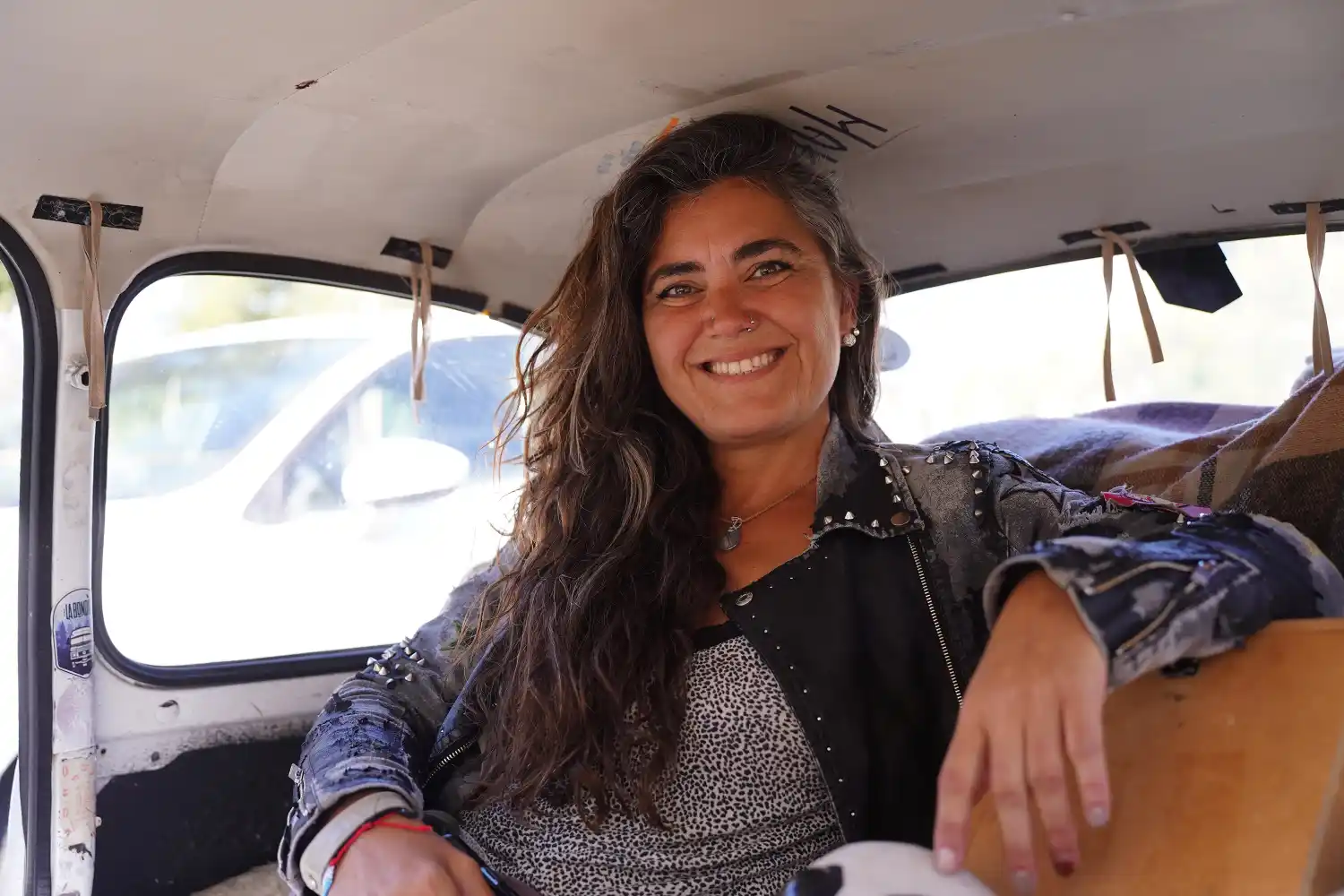 daniela bailo giordana viaja en un fiat 600