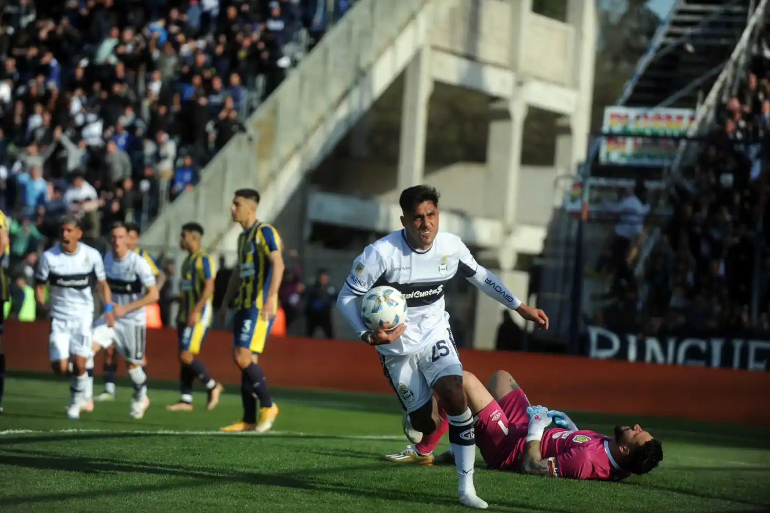 Tarragona marcó un doblete y le dio el triunfo al 'Lobo' en La Plata.