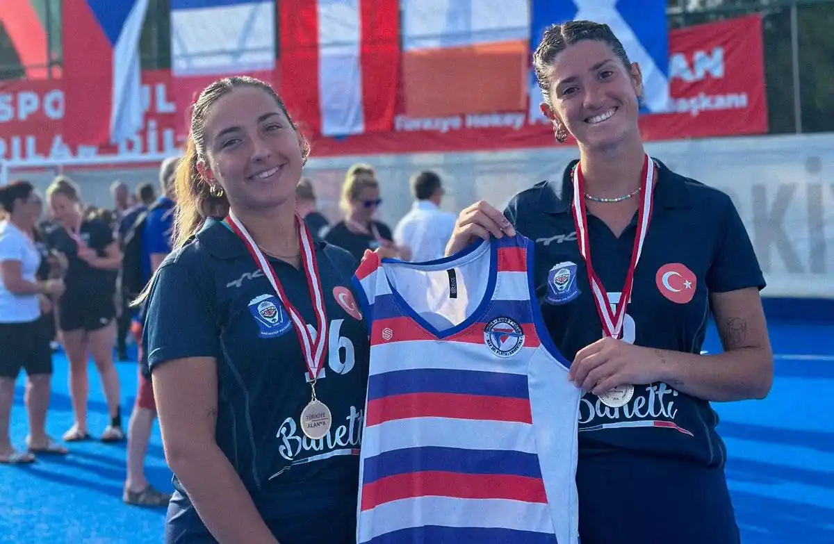 Lucía Rubio y Sofía Erazarret con la camiseta de Biguá en Turquía.
