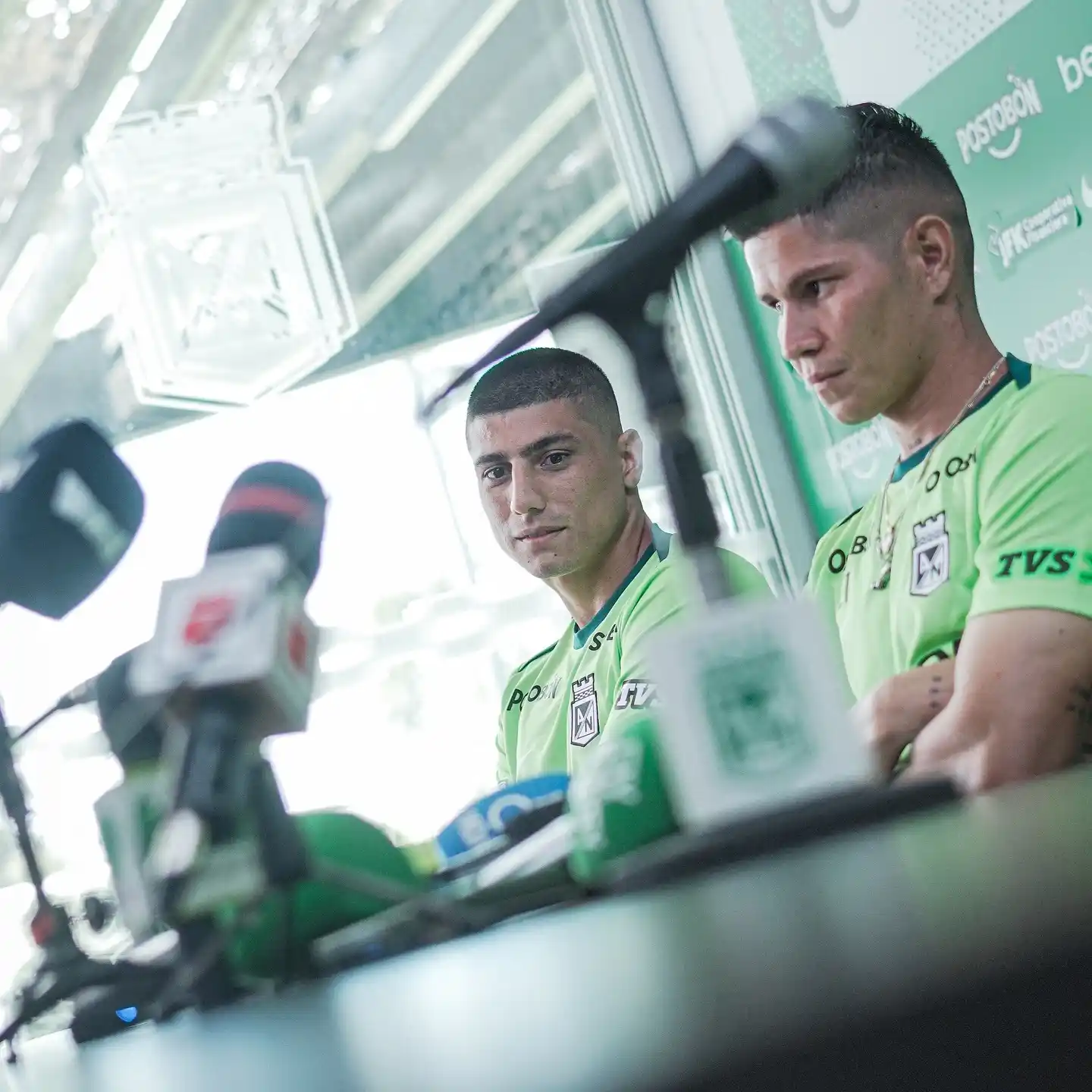 Bauzá junto al ex Boca Jorman Campuzano durante la presentación de los refuerzos (crédito. Prensa Atlético Nacional).