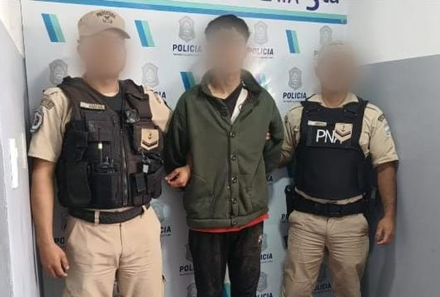 El joven fue denunciado por intentar robar y romper cables del vehículo.