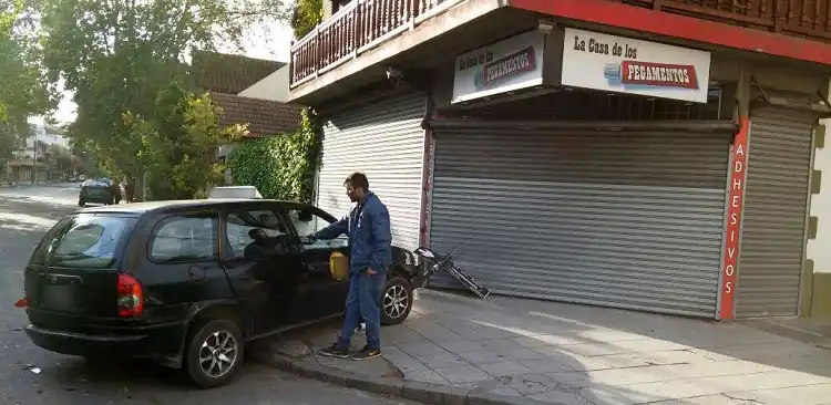 Taxista alcoholizado chocó y terminó arriba de la vereda