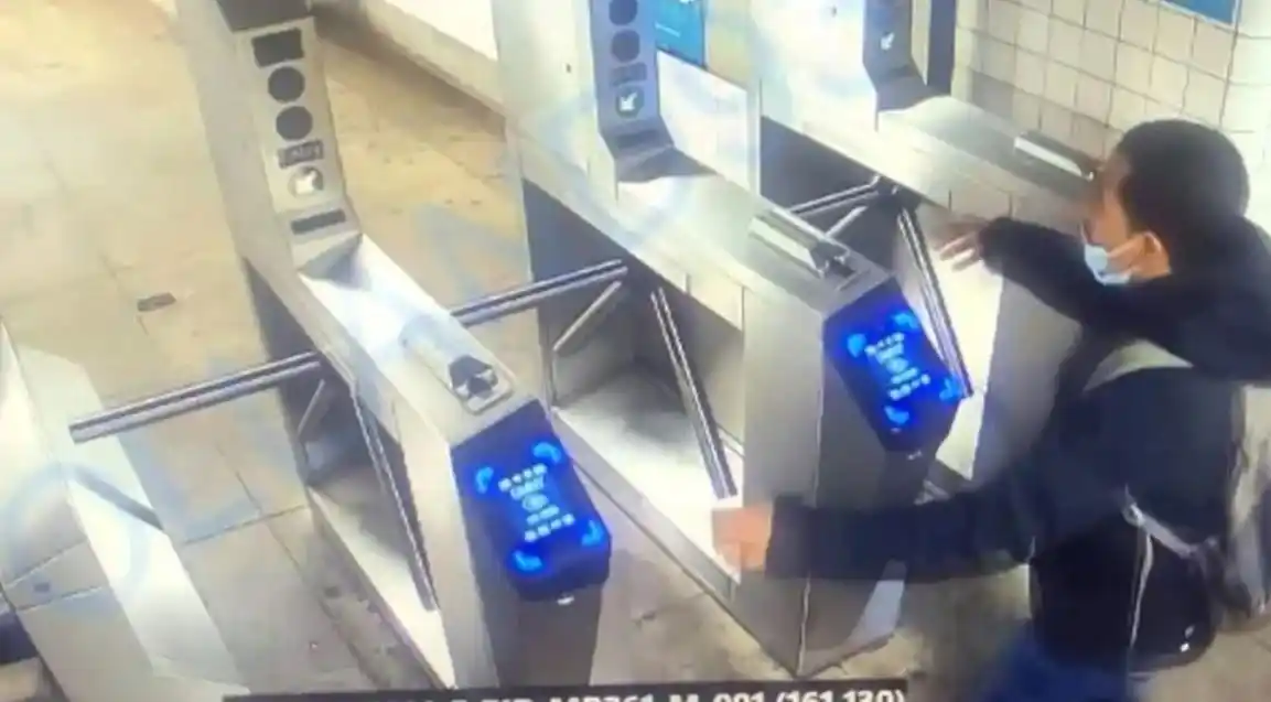 Intentó colarse en el subte, saltó el molinete, se rompió el cuello y murió