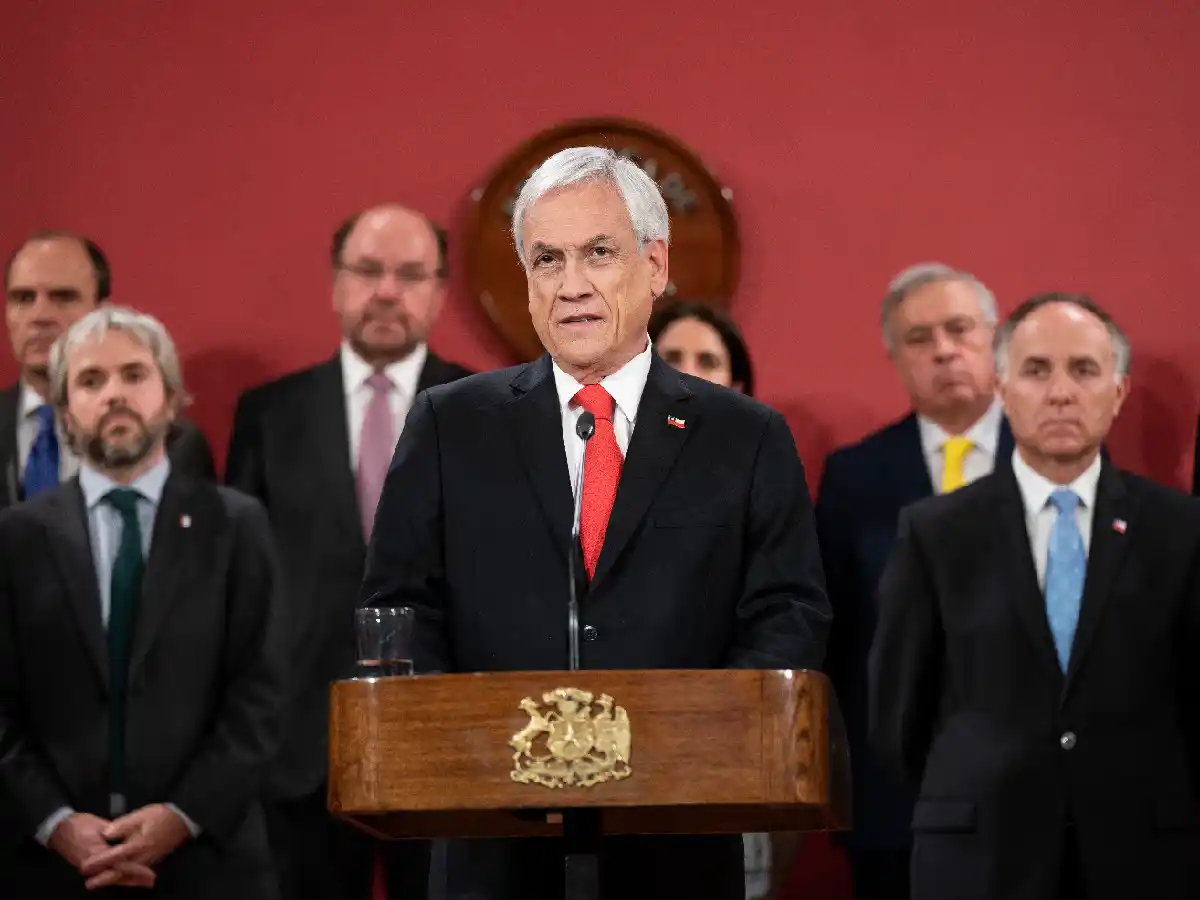 Piñera cambió a 8 ministro en otra jornada de protestas