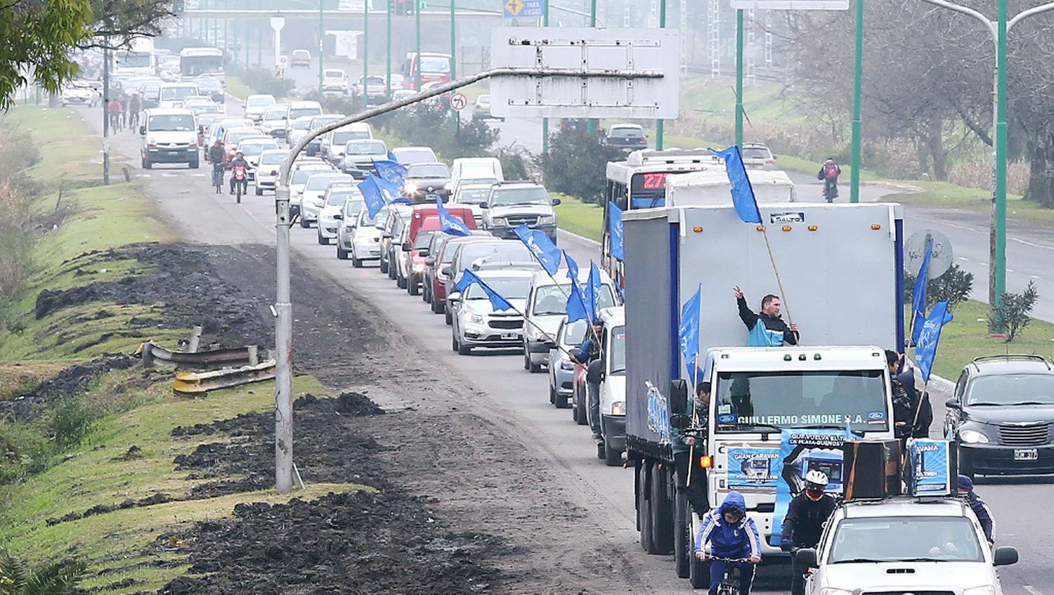 La Plata: Con una caravana reclamaron por la electrificación del Roca