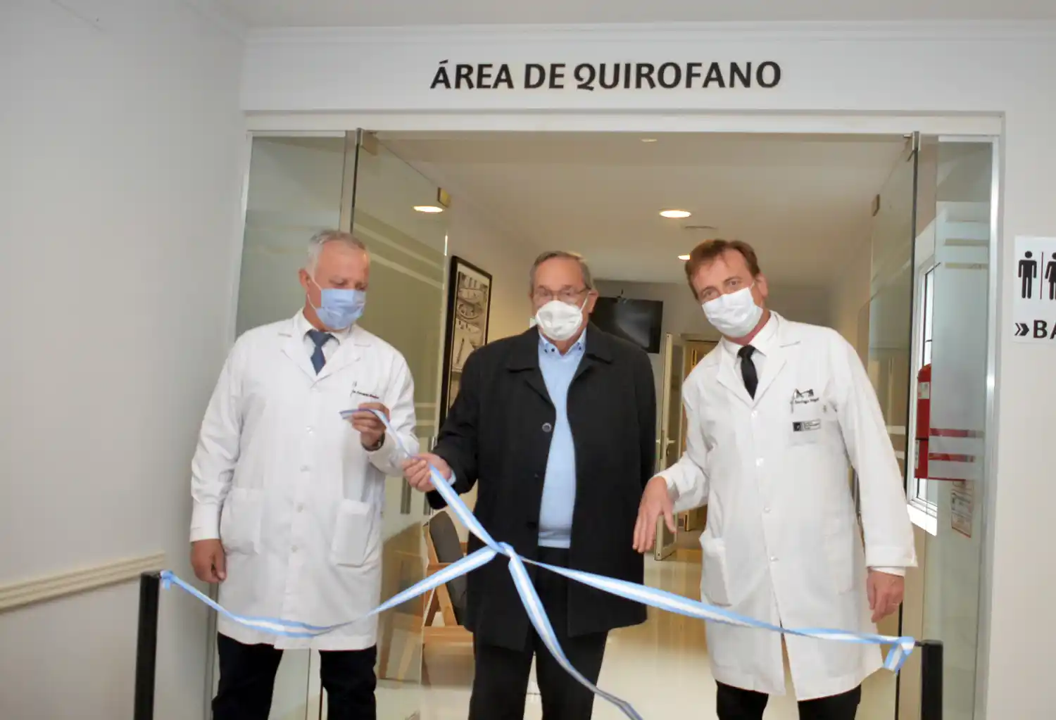 Los cirujanos Fernando Monsalve y Santiago Magaró junto al jefe comunal en el tradicional corte de cintas.
