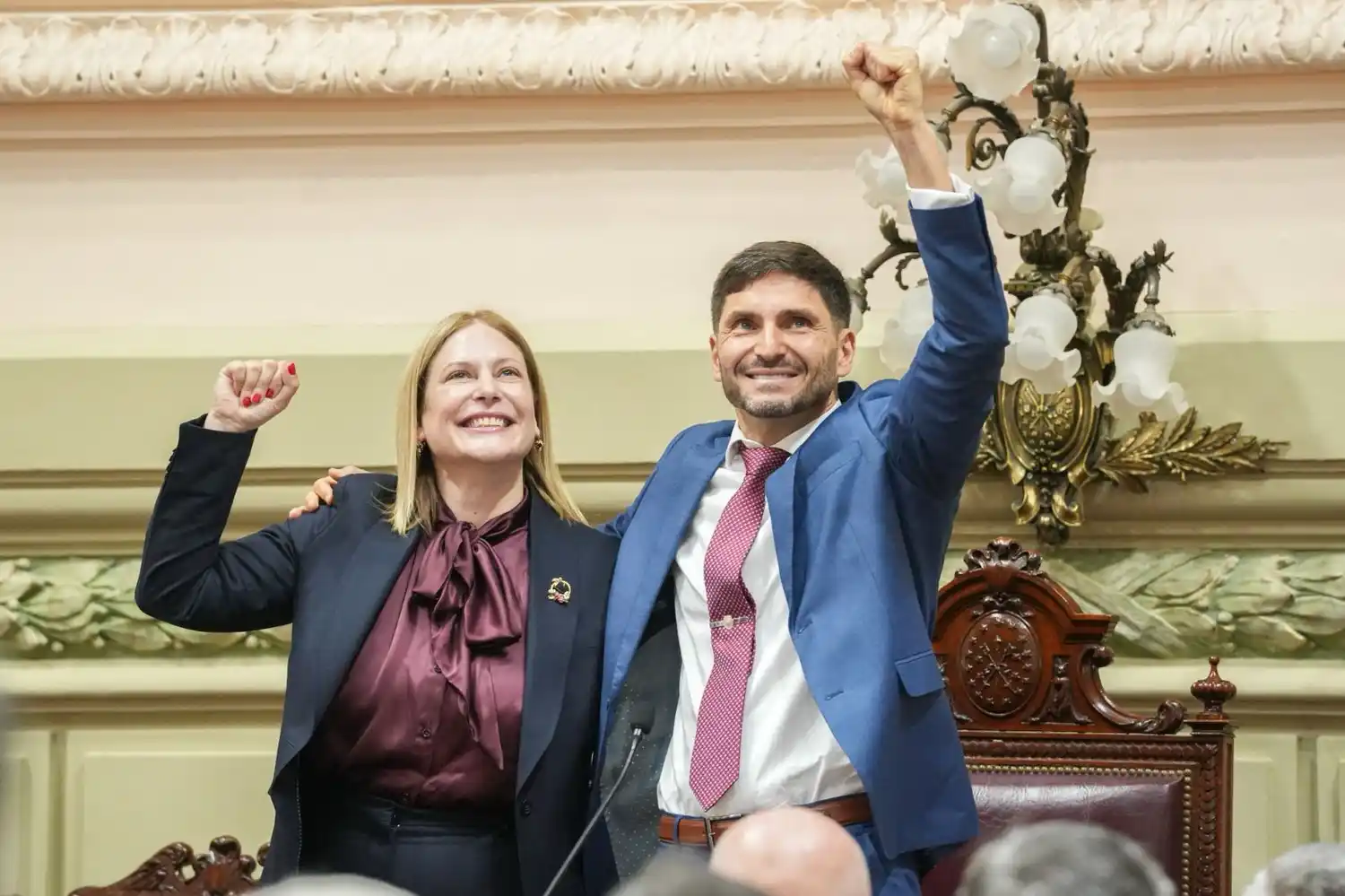 Pullaro y Scaglian saludan tras el discurso del gobernadore
