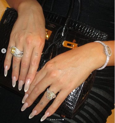 Estas son las joyas que decidió usar la influencer para acompañar el look