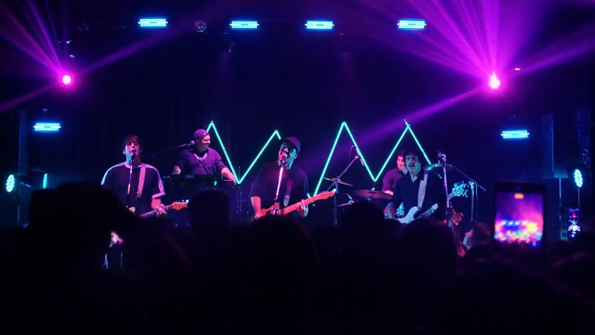 Fisión está integrada por Juan Pablo Sparo, Nacho y Pepe Osa, Agustín Román y Juan Ignacio Gorostidi.