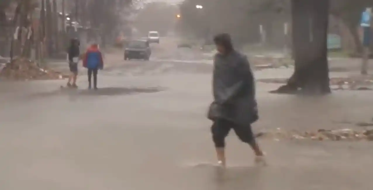 La cronista terminó en el piso en plena transmisión.