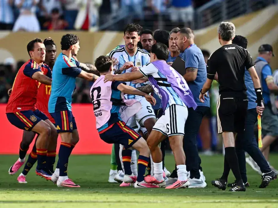 Escándalo al terminar la final del Mundial entre argentinos y españoles.Foto:Reuters