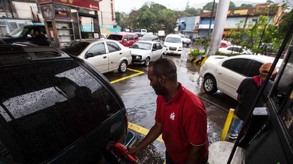 ¿ACABARÁ CON LAS COLAS? ASÍ LA EXONERACIÓN DE IMPUESTOS ayudará a aliviar demanda de gasolina