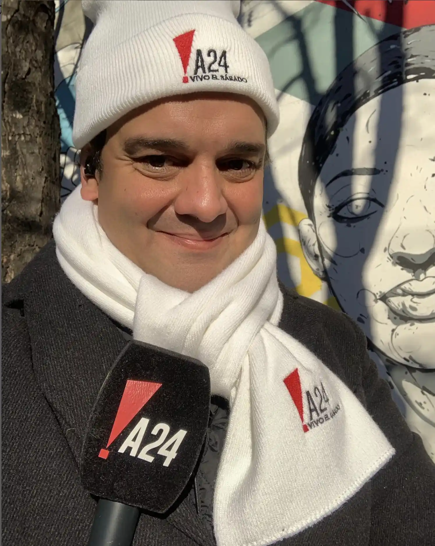 Adrián Sack, corresponsal en Estados Unidos, durante una cobertura para A24. En tiempos de polarización, su experiencia internacional aporta perspectiva y rigor al ejercicio del periodismo argentino.