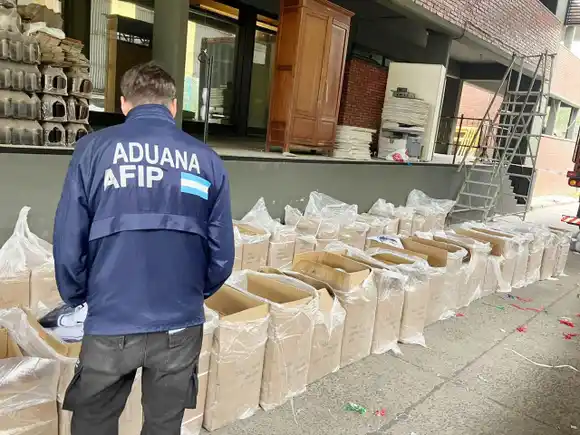 La aduana Concordia - Salto detectó más de 75 mil prendas de vestir falsificadas ocultas en un contenedor