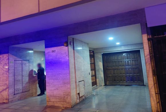 Volvieron los "rompeportones": violentaron la entrada a la cochera de un edificio