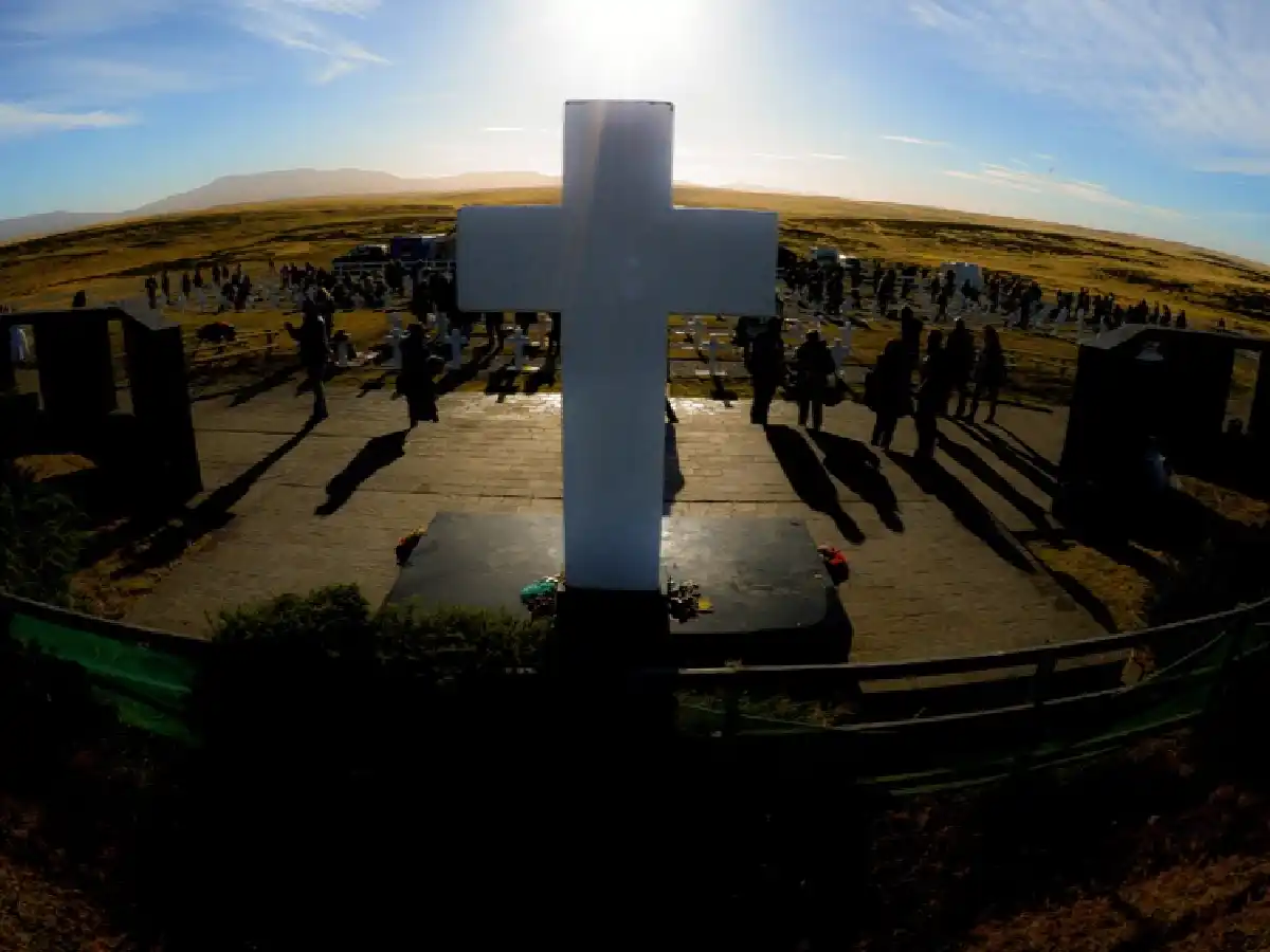 Hallan restos de cinco soldados argentinos en la tumba C.1.10. del cementerio de Darwin