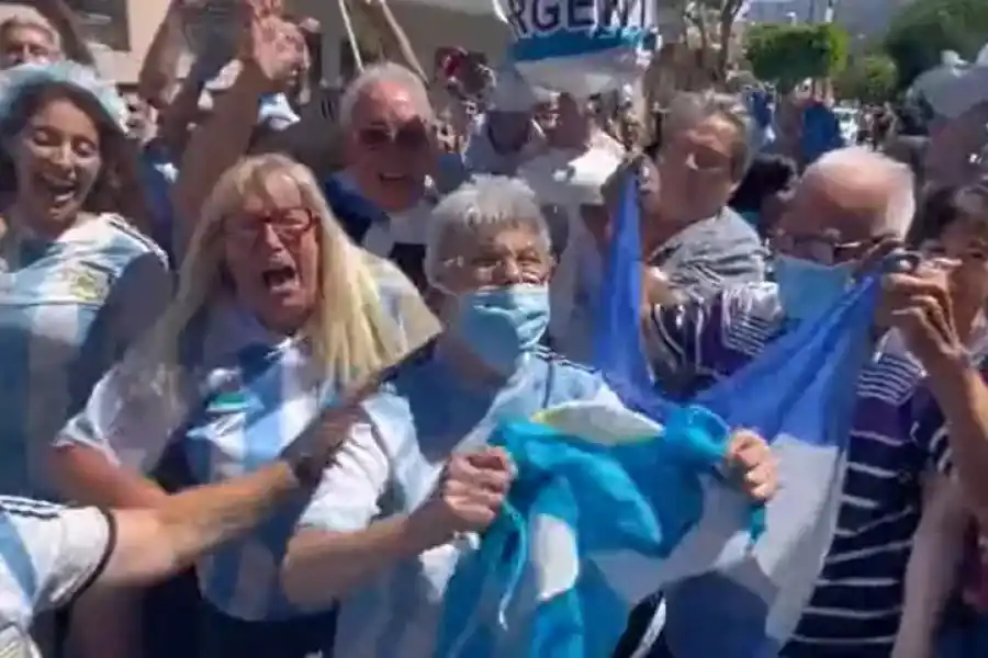 VIDEO | El eufórico festejo de "Abuela la la la" por la tercera Copa del Mundo de Argentina